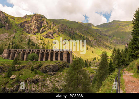 Matin vue sur le barrage de Gleno le chemin qui arrive dans la Val di Scalve, en Lombardie, image paysage Banque D'Images