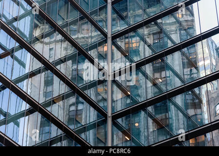 28-10-15, New York, USA. Réflexions en fenêtres de bureau. Photo : © Simon Grosset Banque D'Images