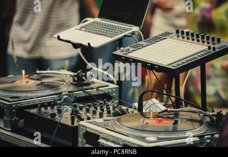 Configuration audio dj professionnel sur la scène à l'été, festival de musique en plein air.disc jockey de l'équipement pour jouer encore de pistes sur partie piscine.Vinyl records Banque D'Images