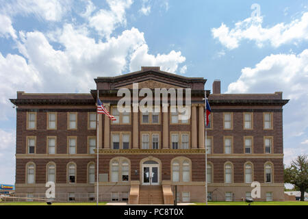 L'historique 1913 Mills County Courthouse à Goldthwaite Texas est de style néo-classique. Banque D'Images