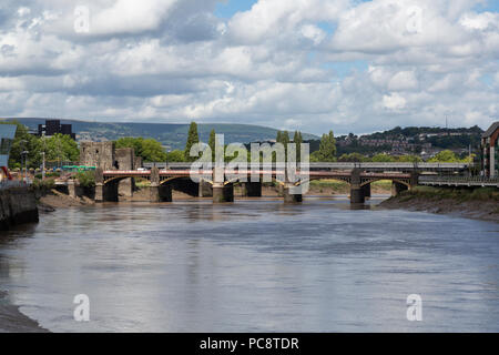 Newport, Gwent, Monmouthshire, George Street Bridge sur la rivière Usk Banque D'Images