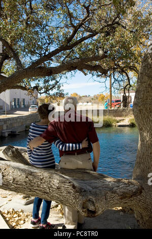 Senior Couple Vues Blue Hole, Santa Rosa Nouveau Mexique USA Banque D'Images