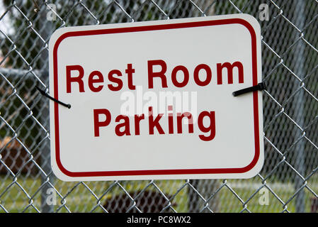 Rouge et blanc reste chambre parking sign attaché à une clôture en spéculateur, NY USA. Banque D'Images