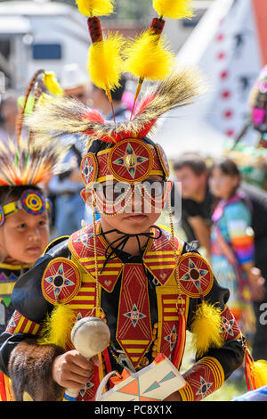 Danseurs autochtones lors de la cérémonie d’entrée au Beaver Dome.Powwow de la nation Tsuut'ina. Banque D'Images