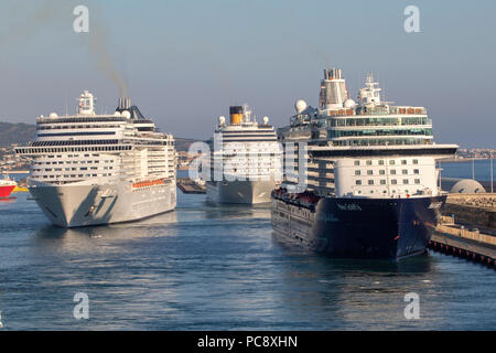 Bateau de croisière MSC Fantasia administré par MSC Cruises, Mein Schiff 6 bateau de croisière appartenant à TUI Cruises et Costa Diadema tous les 3 vu à Civitavecchia en Italie Banque D'Images