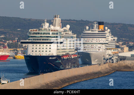 Mein Schiff 6 bateau de croisière appartenant à TUI Cruises et Costa Diadema tant vu à Civitavecchia en Italie Banque D'Images