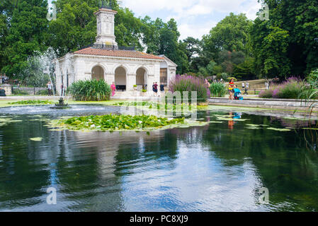 Kensington Gardens, des Jardins Italiens avec les gens profiter de la chaleur de l'été. Un jardin d'eau d'ornement sur le côté nord de Hyde Park, près de Banque D'Images