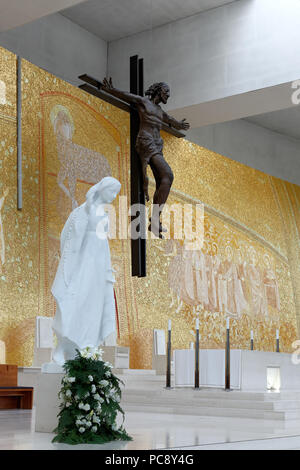 Fatima, Portugal - Mai 19, 2014 : l'autel de la nouvelle église de la Santissima Trindade voir le Christ et notre dame Banque D'Images