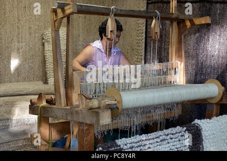 Vila do Conde, Portugal - 6 août 2014 : weaver traditionnel portugais travaillant avec un vieux métier à tisser en bois Banque D'Images