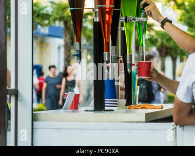 Summer open air bar boissons robinet dans la ville street party Banque D'Images