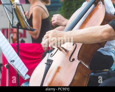 Close up street musician playing instrument Violon Musique de jazz Banque D'Images