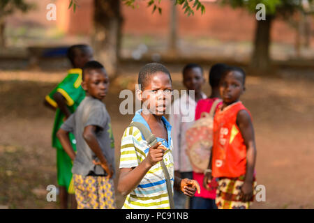 BOHICON, BÉNIN - Jan 11, 2017 : les enfants béninois non identifiés pose devant l'appareil photo. Bénin enfants souffrent de la pauvreté en raison de la mauvaise économie. Banque D'Images