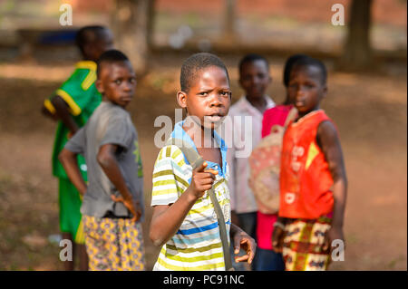BOHICON, BÉNIN - Jan 11, 2017 : les enfants béninois non identifiés pose devant l'appareil photo. Bénin enfants souffrent de la pauvreté en raison de la mauvaise économie. Banque D'Images