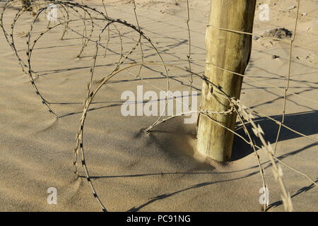 Durban, le KwaZulu-Natal, Afrique du Sud, l'ombre, sharp barb wire, le vent a balayé le sable, clôture, intrusion, paysage, macro, détail, concertina Banque D'Images