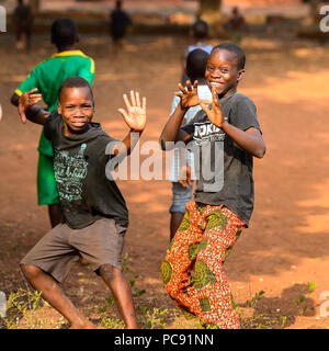 BOHICON, BÉNIN - Jan 11, 2017 : les enfants béninois non identifiés pose devant l'appareil photo. Bénin enfants souffrent de la pauvreté en raison de la mauvaise économie. Banque D'Images