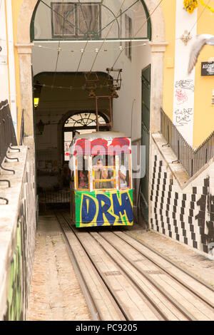 Streetcar de graffitis qui sortent d'un tunnel, en montée déboires à Lisbonne, Portugal. Banque D'Images