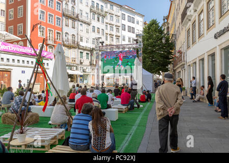 Les amateurs de football regarder match Coupe du Monde 2018 à Coimbra, Portugal. Banque D'Images