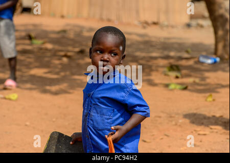 PIRA, BÉNIN - 12 jan 2017 : garçon sérieux béninois non identifiés, en uniforme d'horizons de l'école. Bénin enfants souffrent de la pauvreté en raison de la mauvais eco Banque D'Images