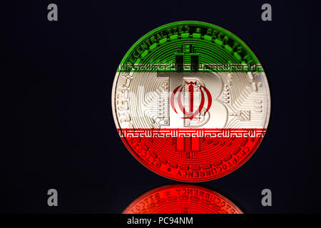 Avec Bitcoin drapeau iranien peint sur fond noir/Iran USA concept de conflit Banque D'Images