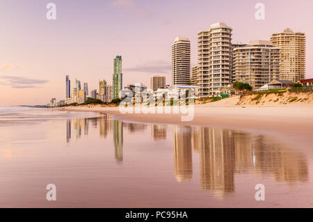 Réflexions du matin de Surfers Paradise. Banque D'Images