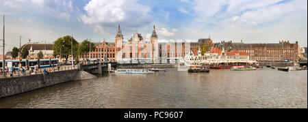 Amsterdam, Pays-Bas - 20 juillet 2018 : vue panoramique de la Gare Centrale d'Amsterdam et le canal Amstel. Banque D'Images