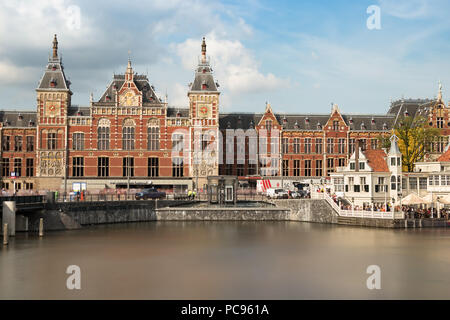 Amsterdam, Pays-Bas - 20 juillet 2018 : vue panoramique de la Gare Centrale d'Amsterdam et le canal Amstel. Banque D'Images