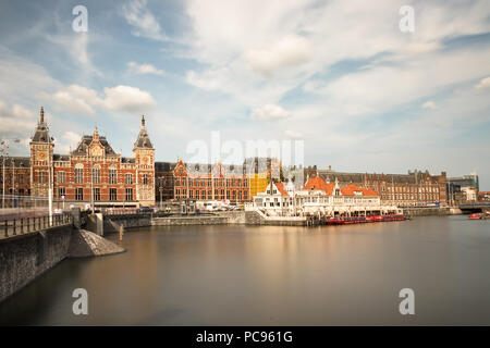 Amsterdam, Pays-Bas - 20 juillet 2018 : vue panoramique de la Gare Centrale d'Amsterdam et le canal Amstel. Banque D'Images