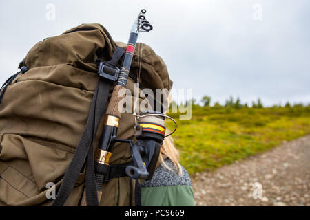 Vue en gros plan de dos femme sac à dos marron touristique et canne à pêche portant sur le tourisme vert veste et marcher le long du chemin vers les montagnes sur un Banque D'Images