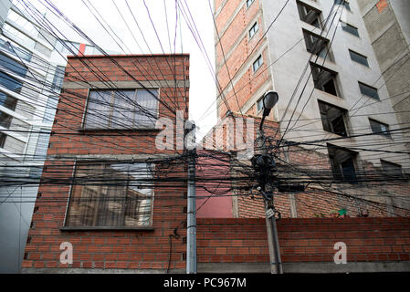 Emmêler les fils électriques sur le post. Scène de rue typique dans le centre-ville de La Paz, capitale de la Bolivie. Jun 2018 Banque D'Images