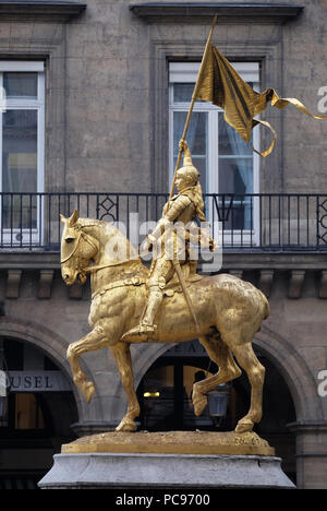 Statue en or de Jeanne d'Arc à cheval à Paris près du Louvre à Paris Banque D'Images