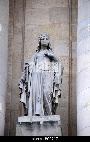 Sainte Clotilde, statue sur le portail de l'église Saint Roch à Paris, France Banque D'Images