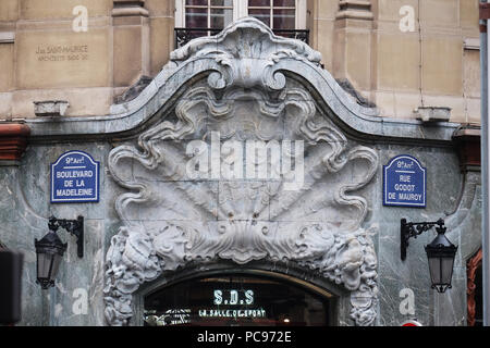 Détail de la façade d'un bâtiment de style Art Nouveau sur le boulevard Madeleine à Paris Banque D'Images