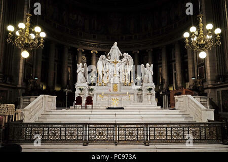 Intérieurs d'église de la Madeleine. L'Eglise de la Madeleine a été conçu dans sa forme actuelle comme un temple à la gloire de l'armée de Napoléon, Paris, France Banque D'Images