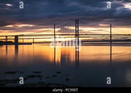 Vue de nuit sur le Forth Road Bridge et Queensferry Crossing à Édimbourg. Ces ponts relie les villages écossais du Nord et du ferry Queens Banque D'Images