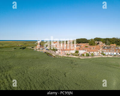 Une vue sur le village de la mer en suivant le CLAJ North Norfolk, UK Banque D'Images