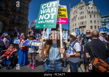 Des dizaines de milliers de personnes Inscrivez-vous une grande manifestation pour marquer le 70e anniversaire du Service national de santé. Avec : Atmosphère, voir Où : London, England, United Kingdom Quand : 30 Juin 2018 Crédit : Wheatley/WENN Banque D'Images