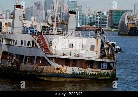 Woolwich, Londres, Royaume-Uni, le 23 juin 2018 : Ancienne Dabinda (Liverpool) MV Iris Royal, le mensonge en ruine et amarré à la Tamise ( Banque D'Images