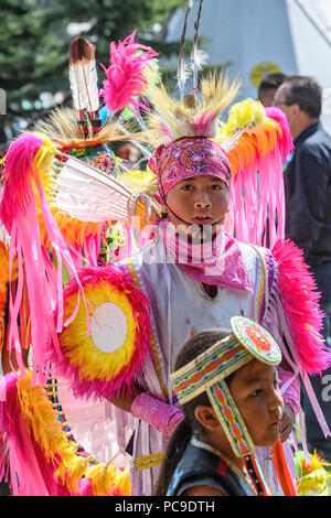 Danseurs autochtones lors de la cérémonie d’entrée au Beaver Dome.Powwow de la nation Tsuut'ina. Banque D'Images