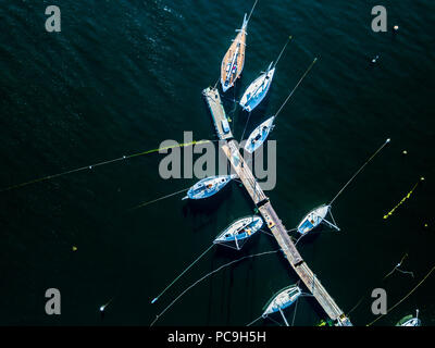 Vue aérienne de haut en bas plusieurs yacht sport garé dans la mer baie pier Banque D'Images