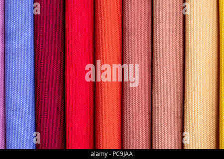 Les couleurs de l'image des tissus pour l'industrie de la mode, toutes les couleurs disponibles des différents types de tissu. Palette de couleurs Banque D'Images