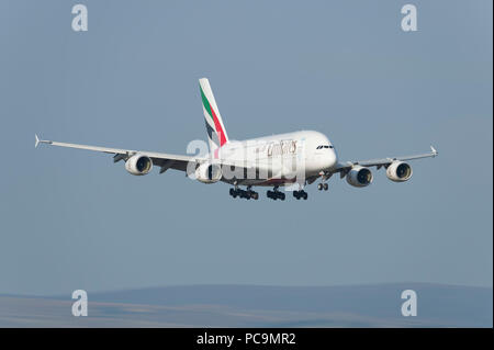 Airbus A380-861 d'Emirates arrive sur terre à l'aéroport de Manchester, Royaume-Uni. Banque D'Images