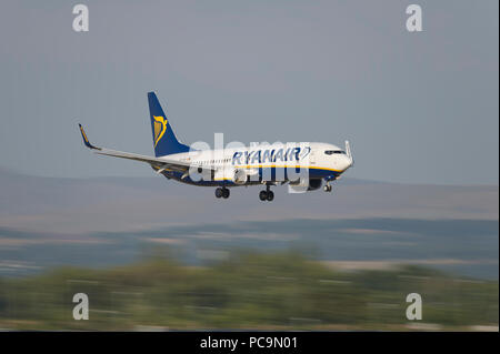 Un Boeing 737-8comme Ryanair arrive sur terre à l'aéroport de Manchester, Royaume-Uni. Banque D'Images