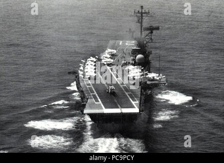 Vue arrière de l'USS Hornet (CV-12) en cours en mer, en 1967. Banque D'Images