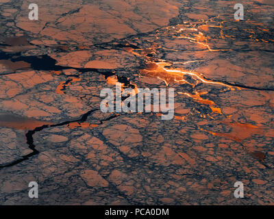 Rayons rouges du soleil couchant qui se reflète sur la surface glacée de la mer du Groenland, à la frontière de l'Atlantique Nord et de l'Arctique. Banque D'Images