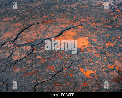 Vue aérienne de les eaux couvertes de glace de la mer de Norvège, à la frontière de l'Atlantique Nord et de l'Arctique, avec du soleil qui se reflète sur la surface glacée. Banque D'Images