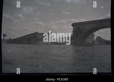 492 Pont Jacques-Gabriel après la destruction des arches centrales le 16 août 1944 (détail) Banque D'Images