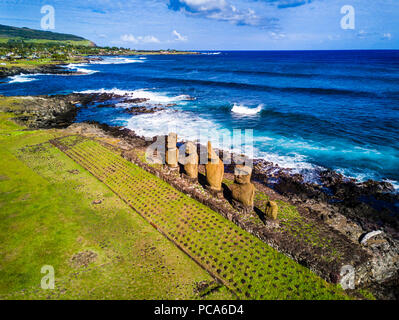 Une vue aérienne sur l'ahu Tahai Moai seul à Hanga Roa, l'île de Pâques. C'est le seul avec des yeux peints comme c'est sur le passé. Banque D'Images