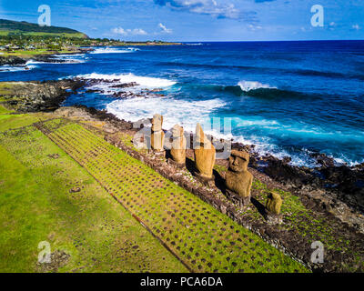 Une vue aérienne sur l'ahu Tahai Moai seul à Hanga Roa, l'île de Pâques. C'est le seul avec des yeux peints comme c'est sur le passé. Banque D'Images