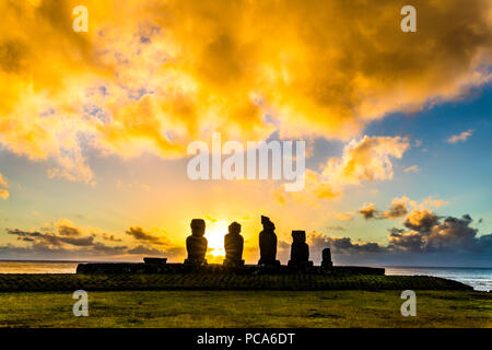 L'ahu Tahai Moai seul à Hanga Roa, l'île de Pâques. C'est le seul avec des yeux peints comme c'est sur le passé. Banque D'Images