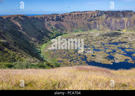 Magnifique vue sur le volcan Rano Kau, peut-être le plus impressionnant paysage à l'intérieur de l'île de Pâques. Banque D'Images